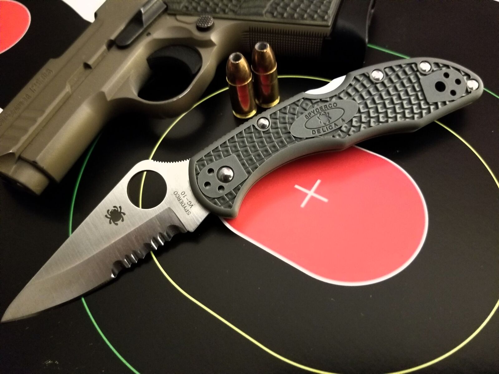 Spyderco Delica 4 combo blade