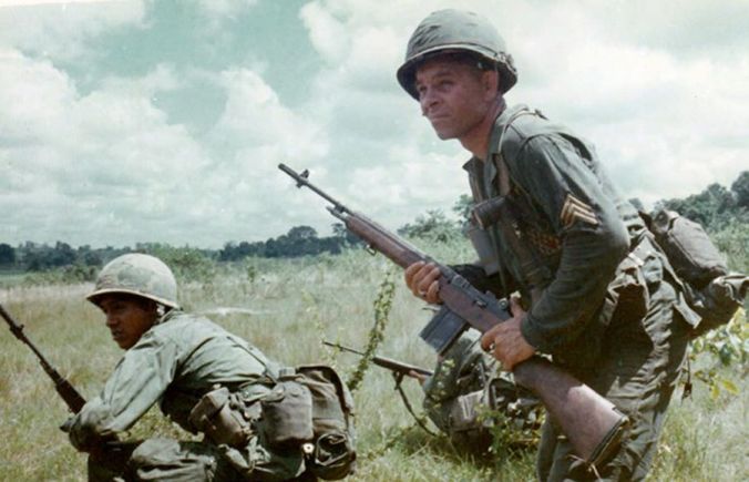 US soldiers in the Vietnam war with M14s